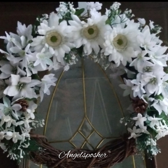 Large Winter White Wreath With A Little  Spring - Picture 1 of 3